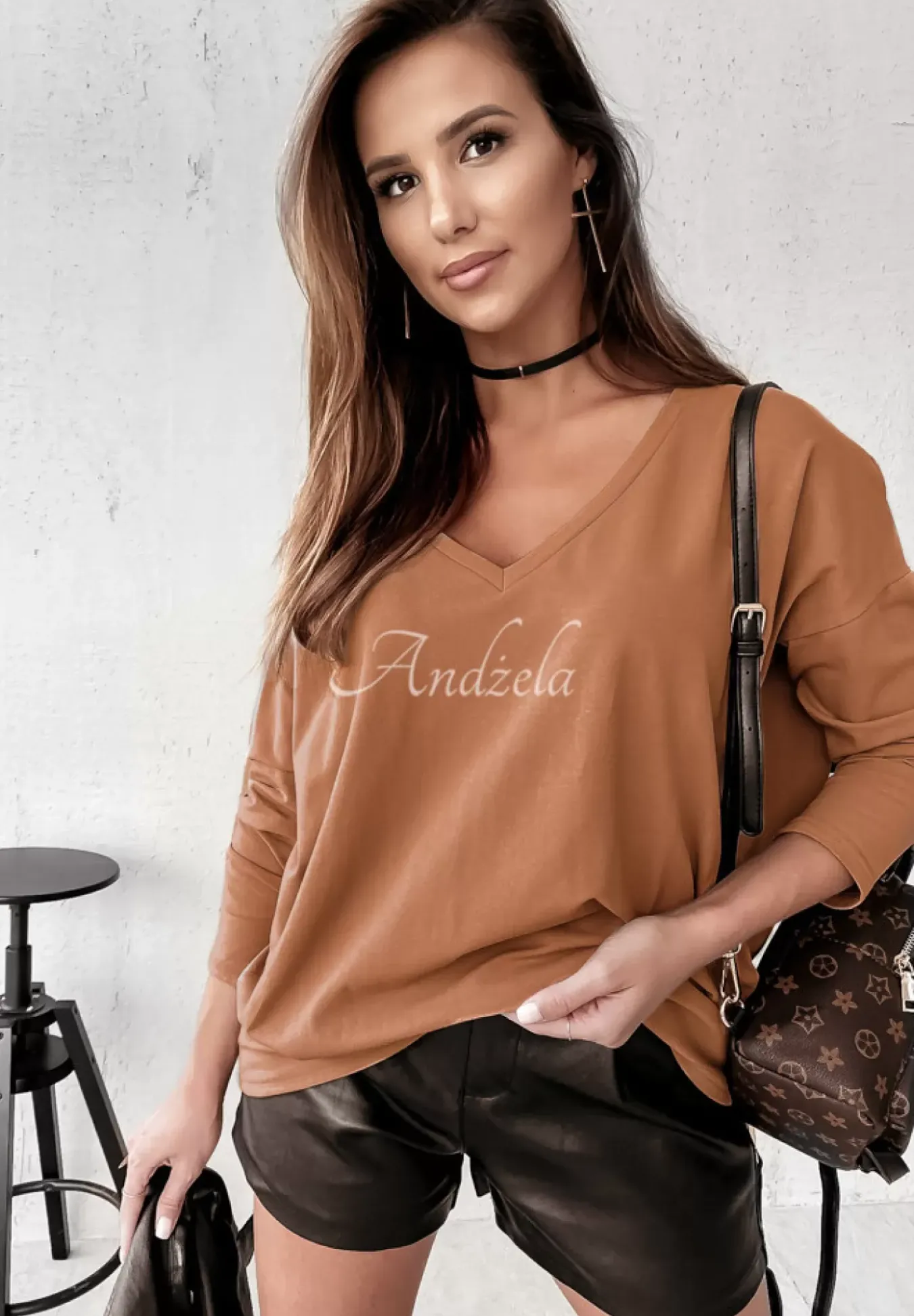 Bluzka Z Dekoltem W Serek Amore Ciemny Camel