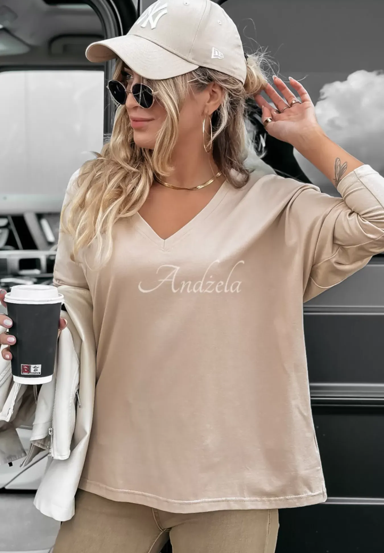 Bluzka Z Ozdobnym Dekoltem Basic Bliss Bezowa