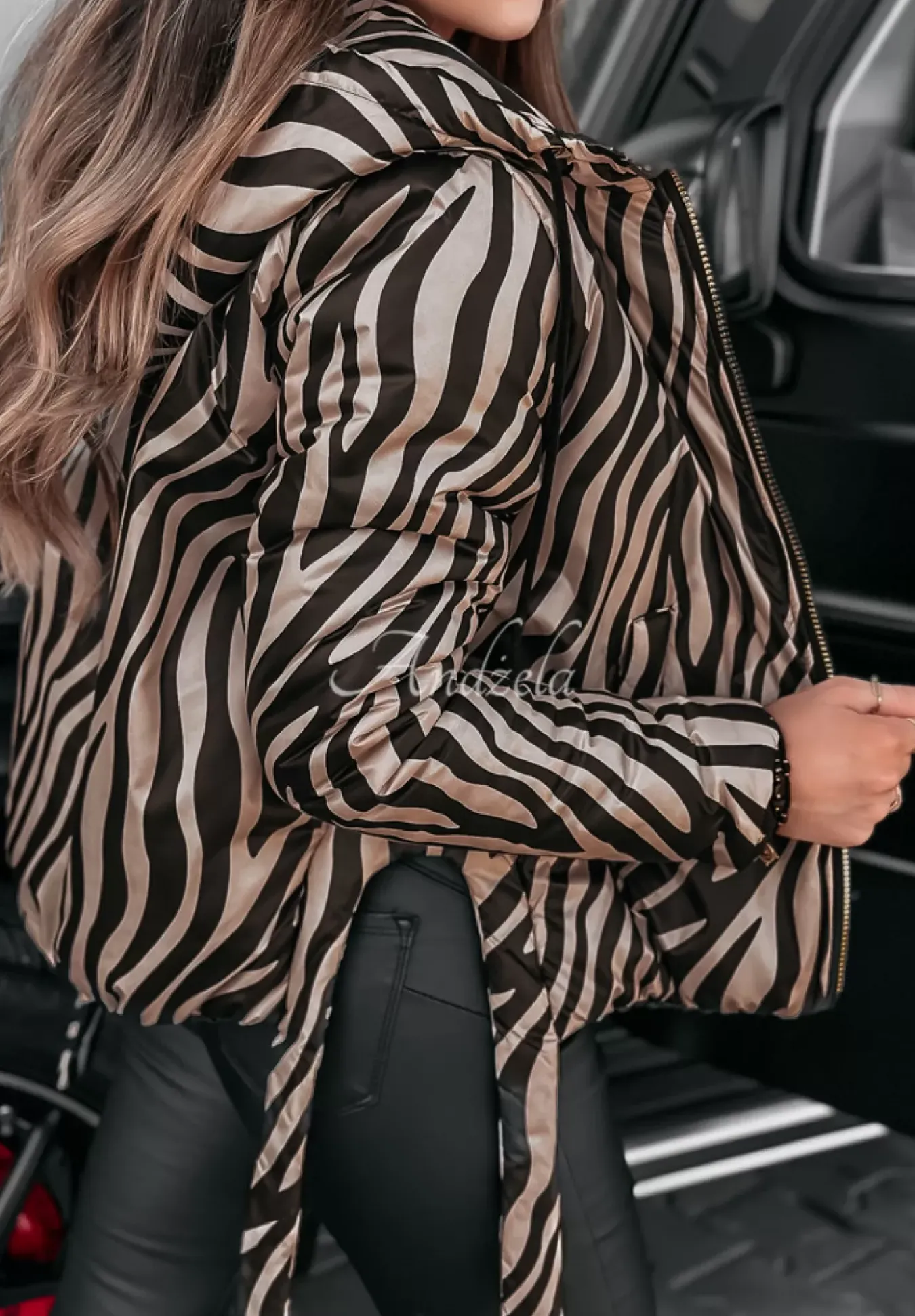 Krotka Kurtka W Zebre Shanti Bezowo-Czarna