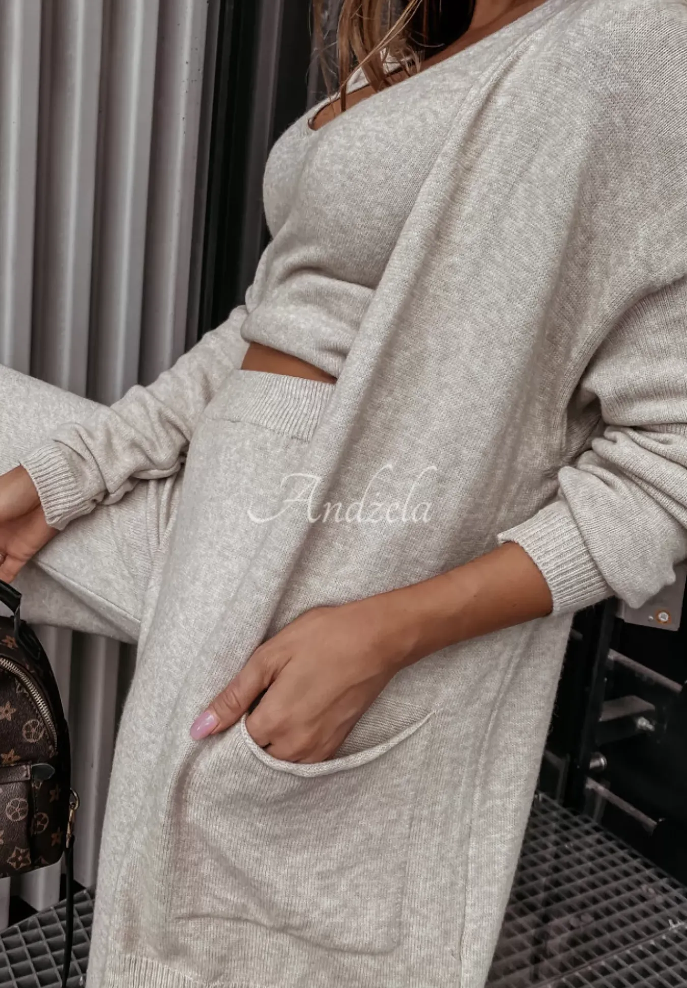 Krotki Kardigan Oversize Z Kieszeniami Desire Bezowy