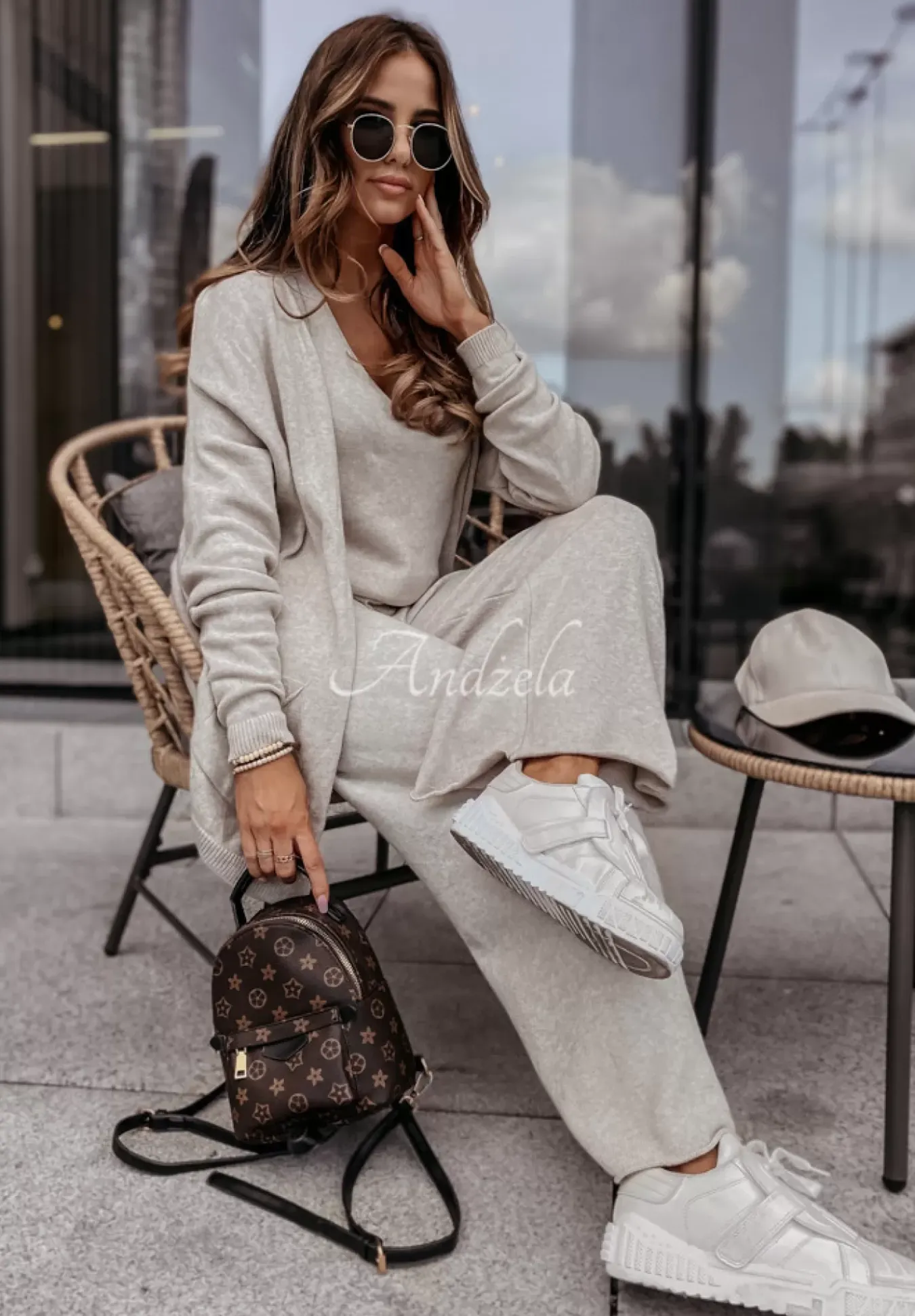 Krotki Kardigan Oversize Z Kieszeniami Desire Bezowy
