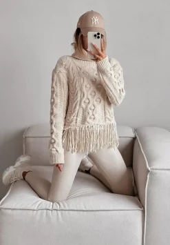 Ozdobnie Pleciony Sweter Z Golfem I Fredzlami Stay Cozy Bezowy