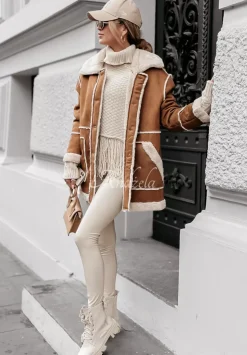 Plaszcz Z Imitacji Zamszu Z Futerkiem Icy Elegance Camelowy