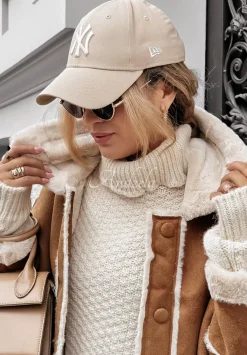 Plaszcz Z Imitacji Zamszu Z Futerkiem Icy Elegance Camelowy