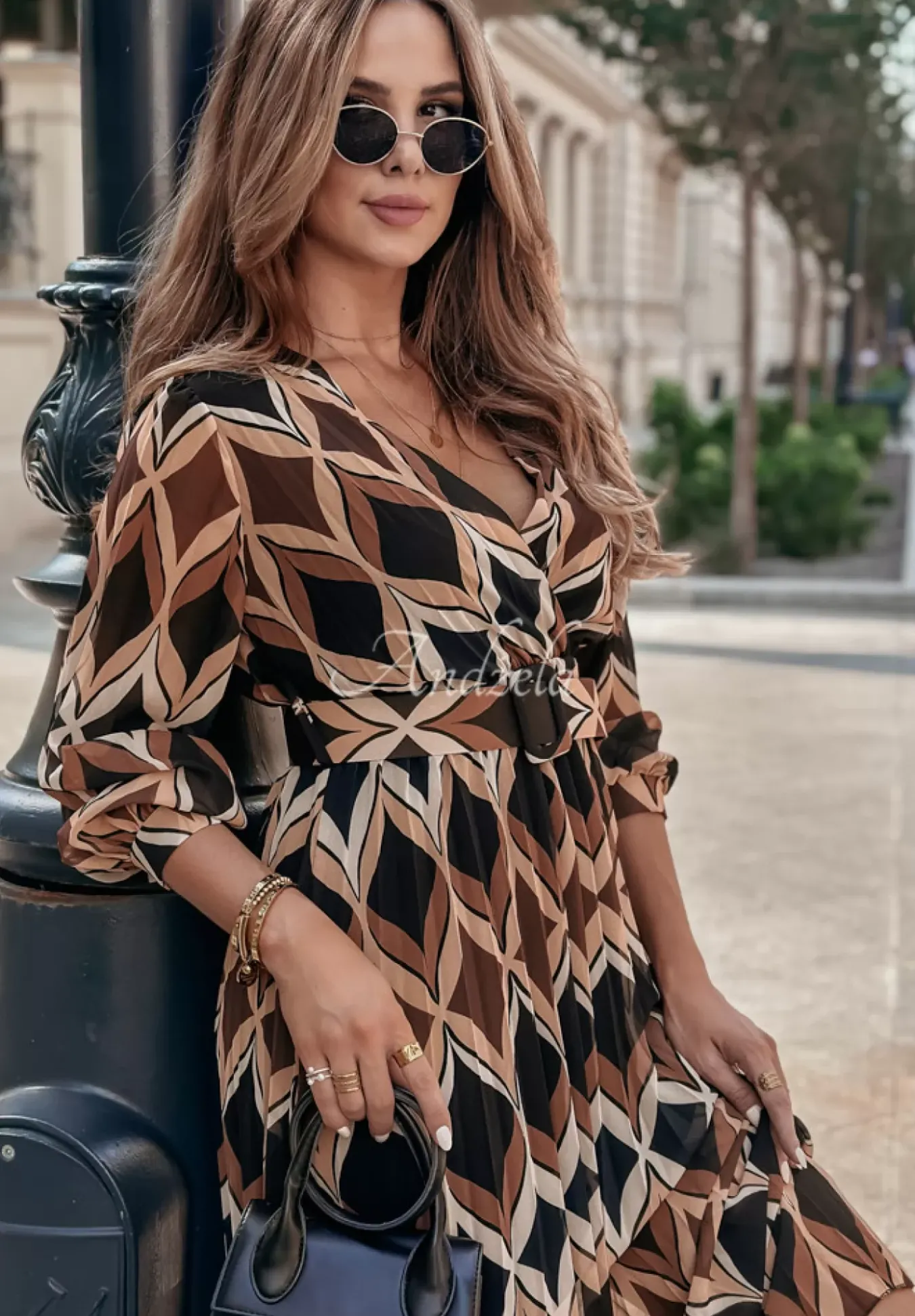 Plisowana Sukienka Maxi We Wzory Kristine Czarno-Camelowa