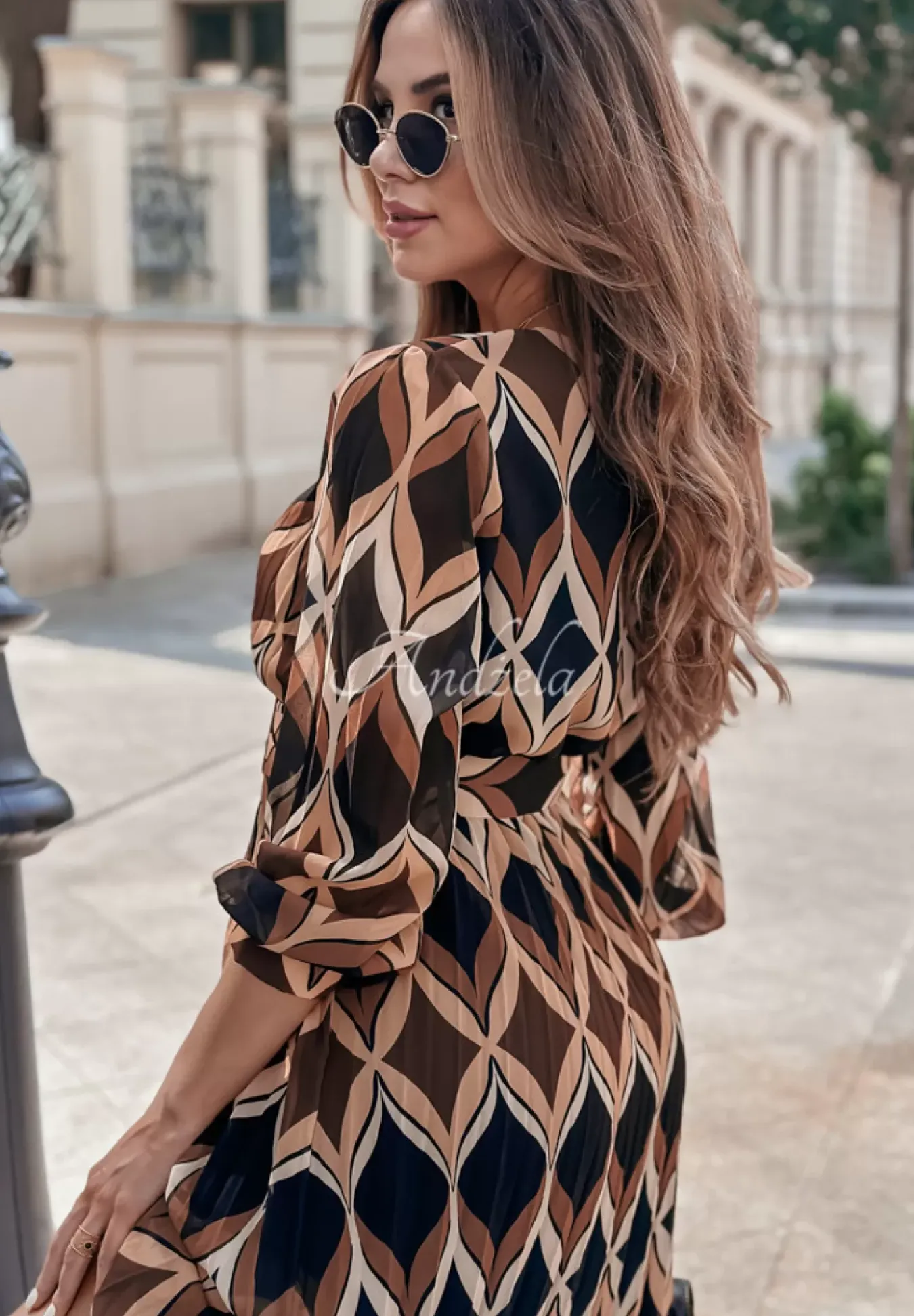 Plisowana Sukienka Maxi We Wzory Kristine Czarno-Camelowa