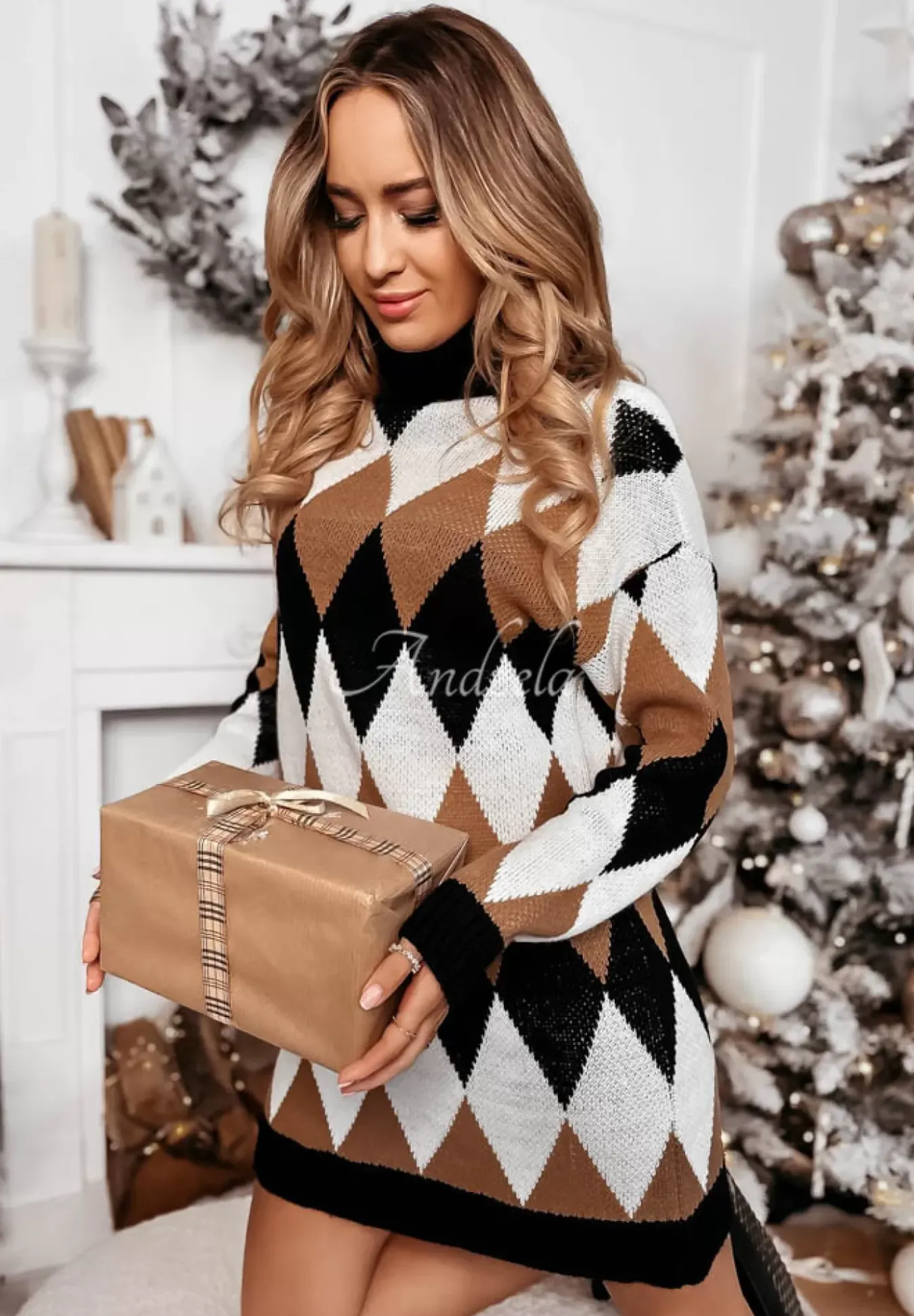 Sukienka Sweter W Romby Z Golfem Imelda Camelowo-Czarna