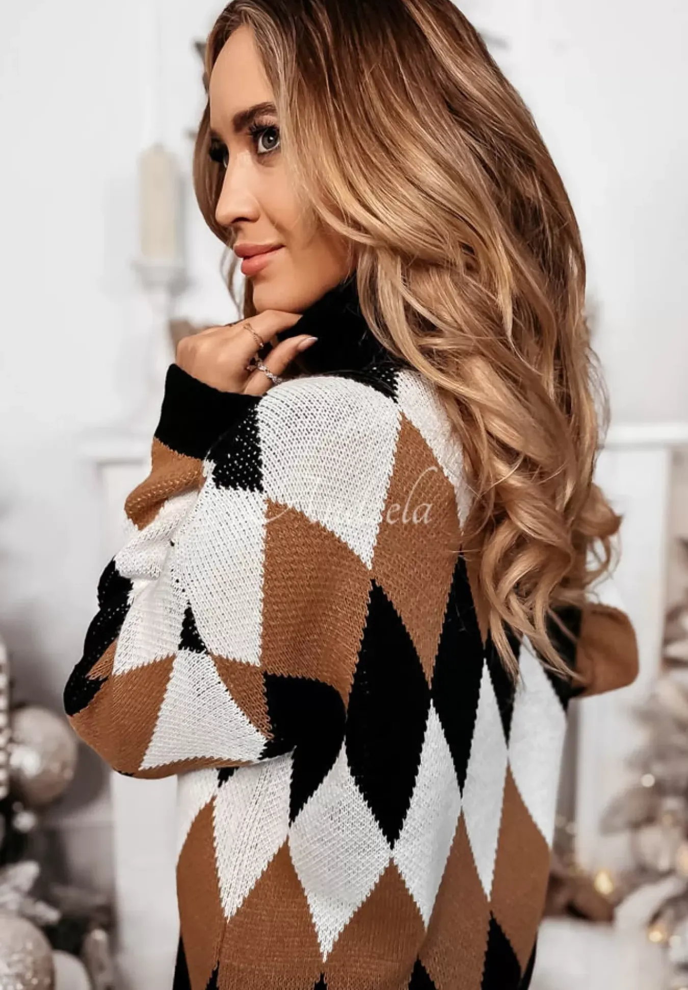 Sukienka Sweter W Romby Z Golfem Imelda Camelowo-Czarna