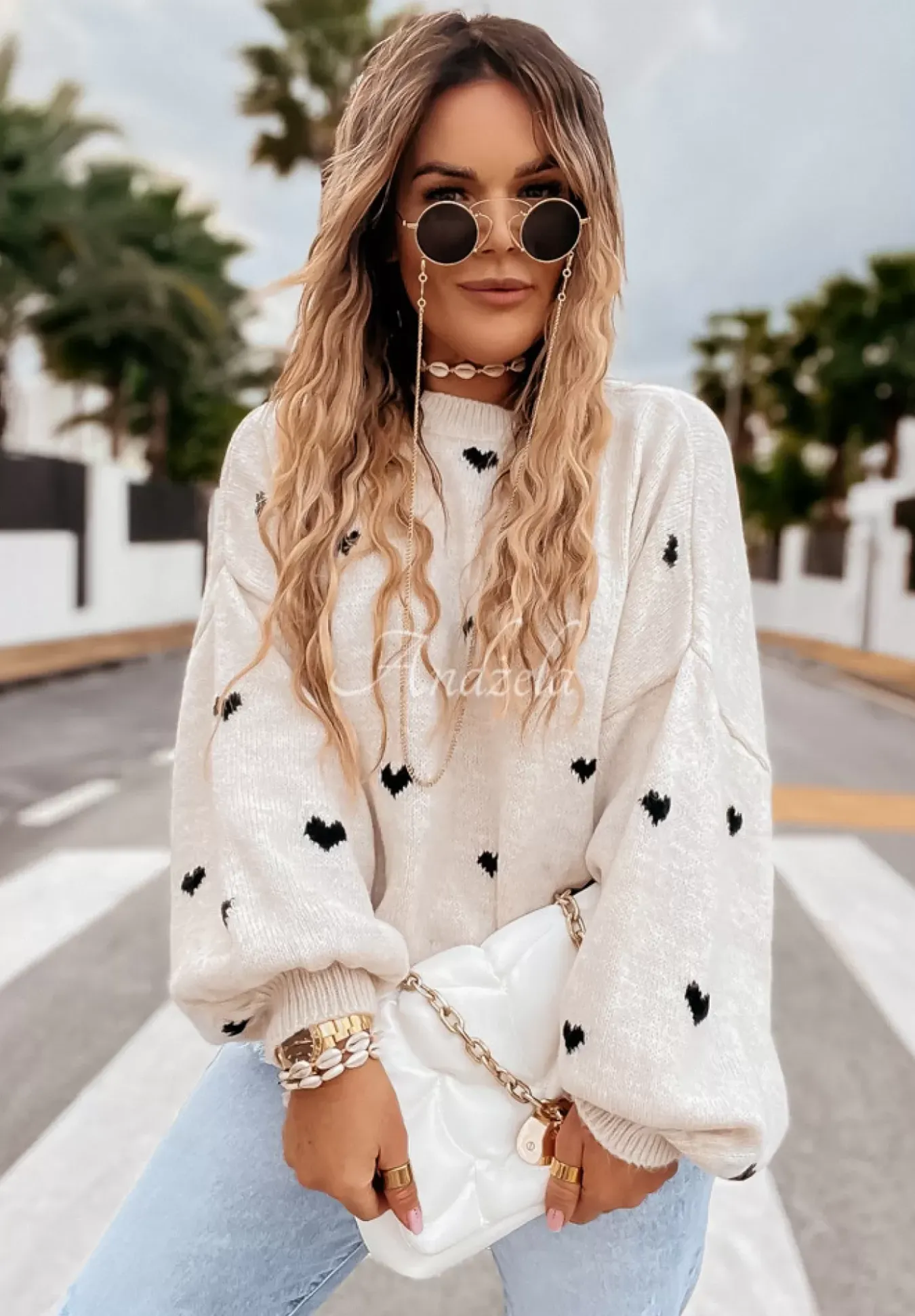 Sweter Oversize W Serduszka Show Me Love Bezowo-Czarny