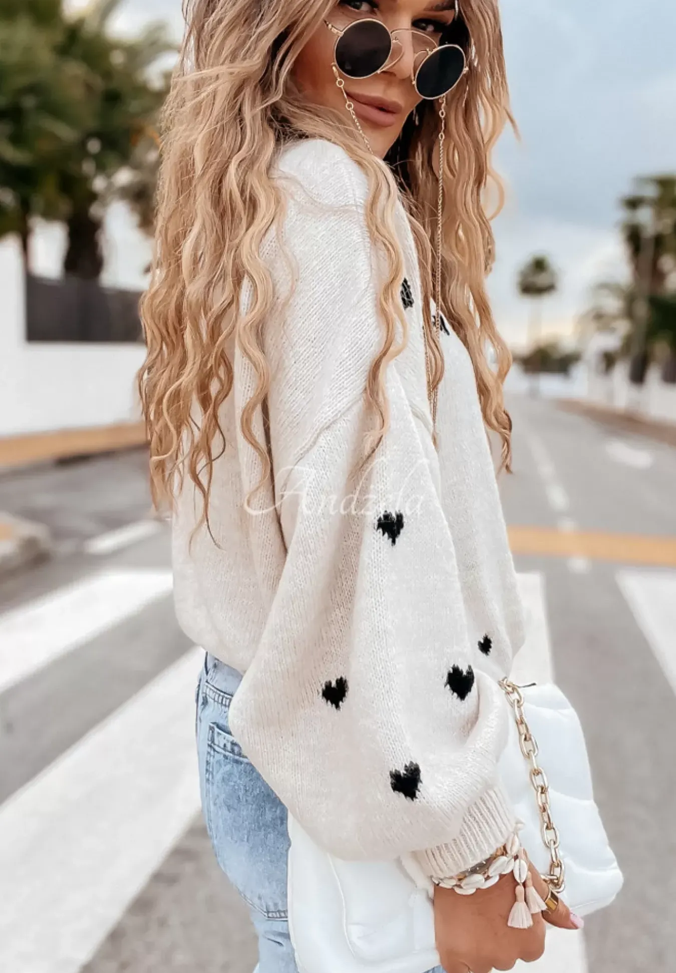 Sweter Oversize W Serduszka Show Me Love Bezowo-Czarny
