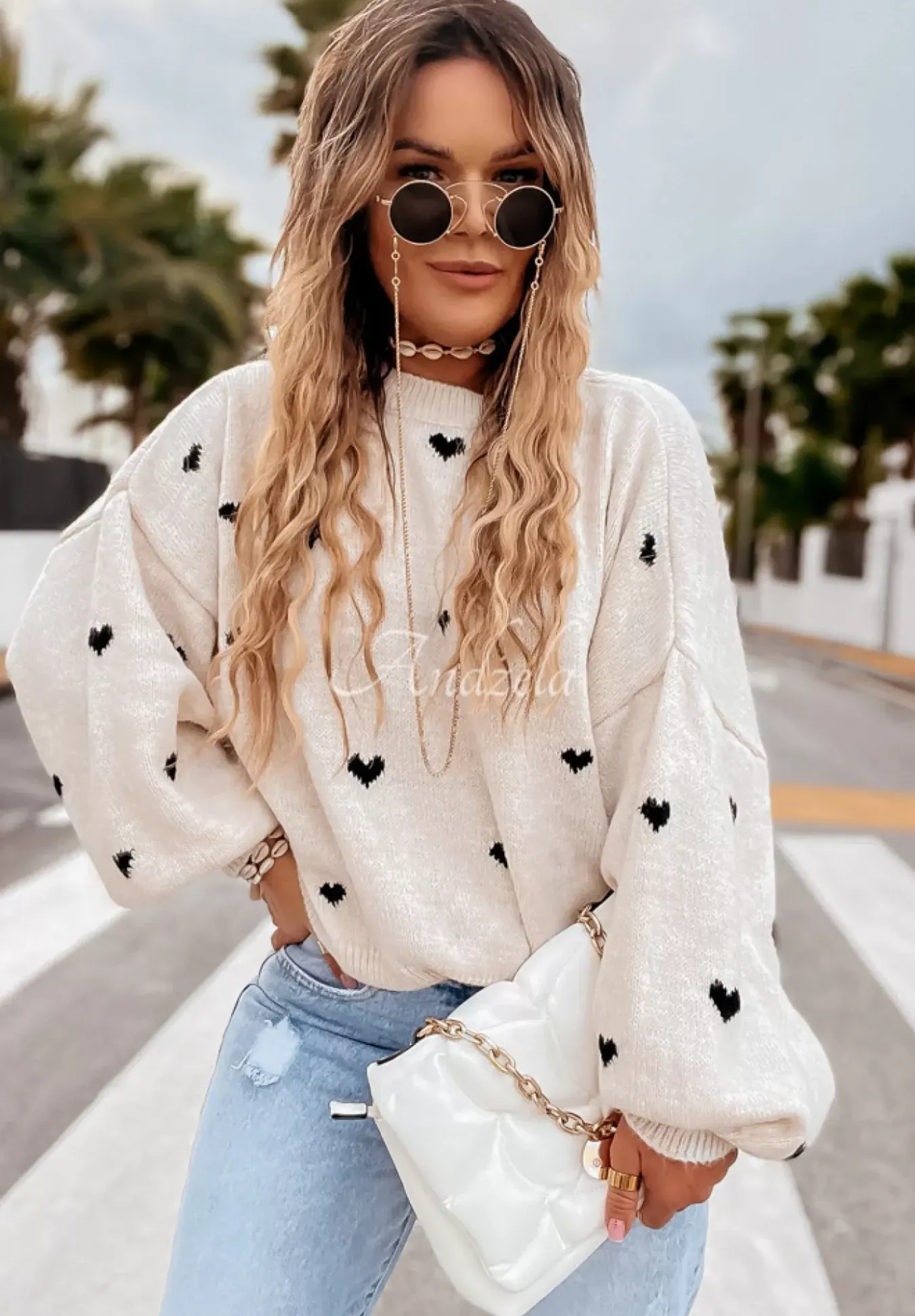 Sweter Oversize W Serduszka Show Me Love Bezowo-Czarny