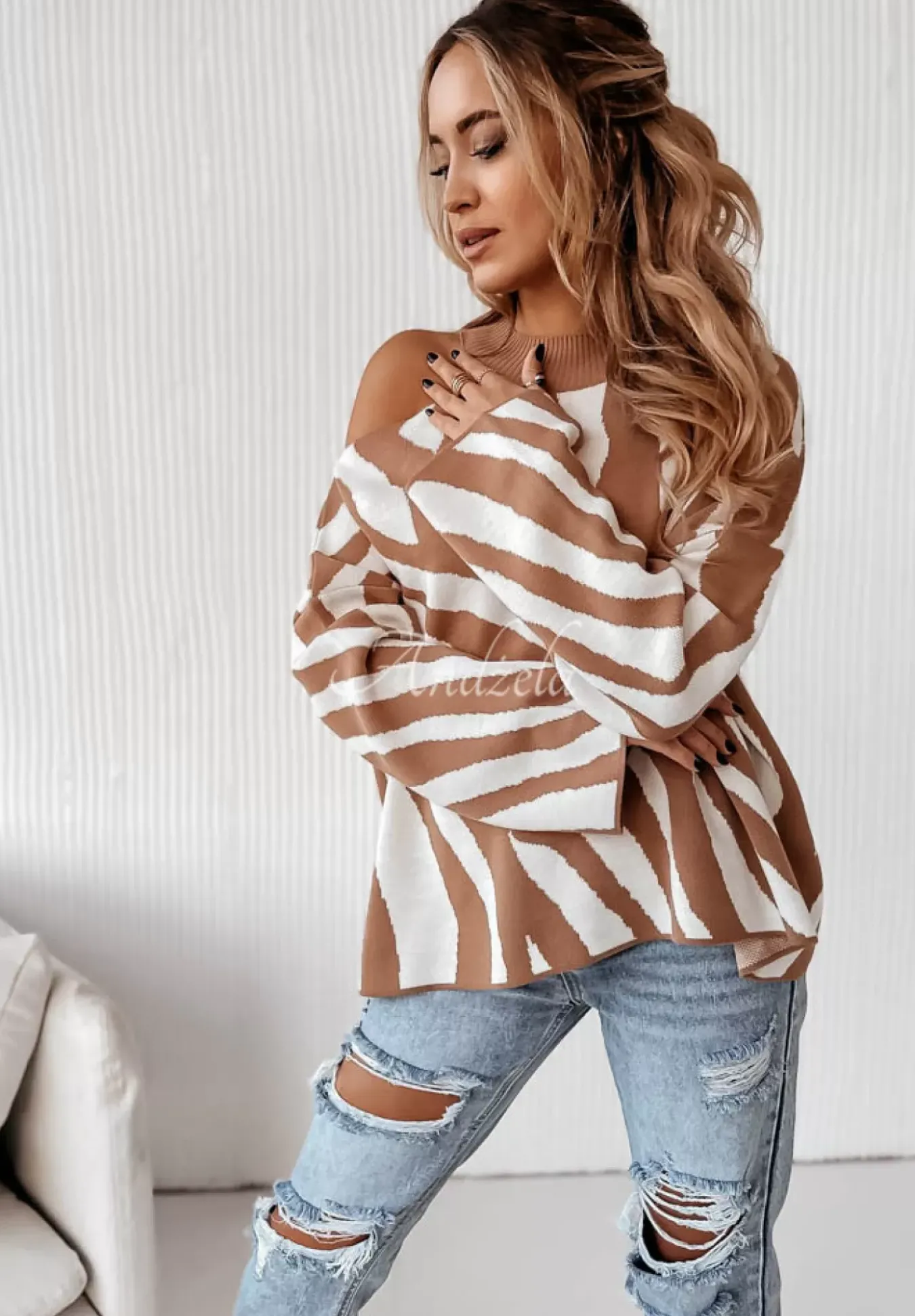 Sweter Oversize W Zebre Savania Camelowo-Bialy