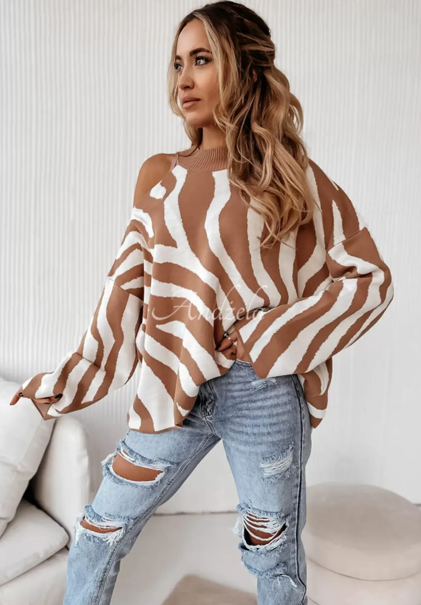 Sweter Oversize W Zebre Savania Camelowo-Bialy