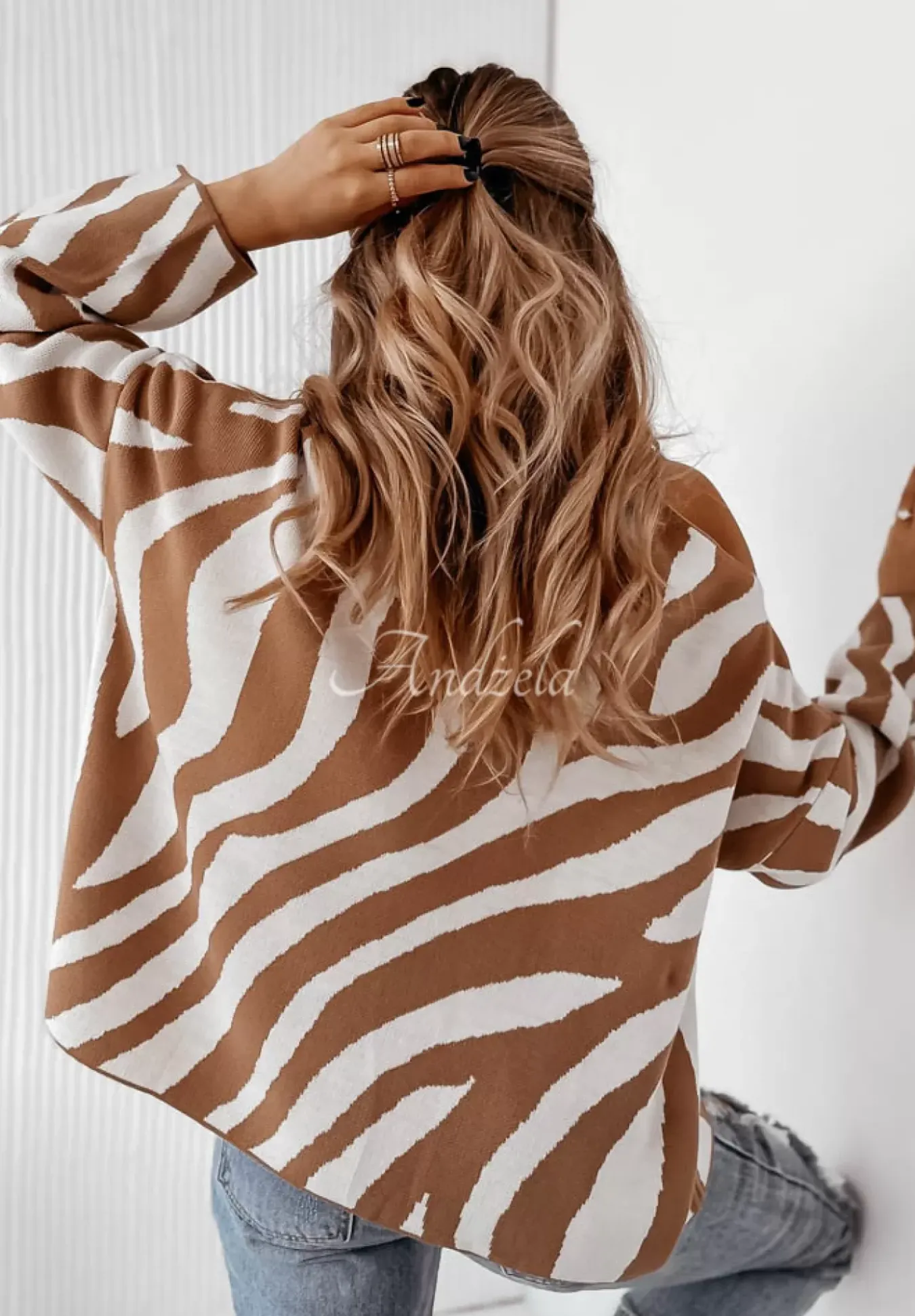 Sweter Oversize W Zebre Savania Camelowo-Bialy