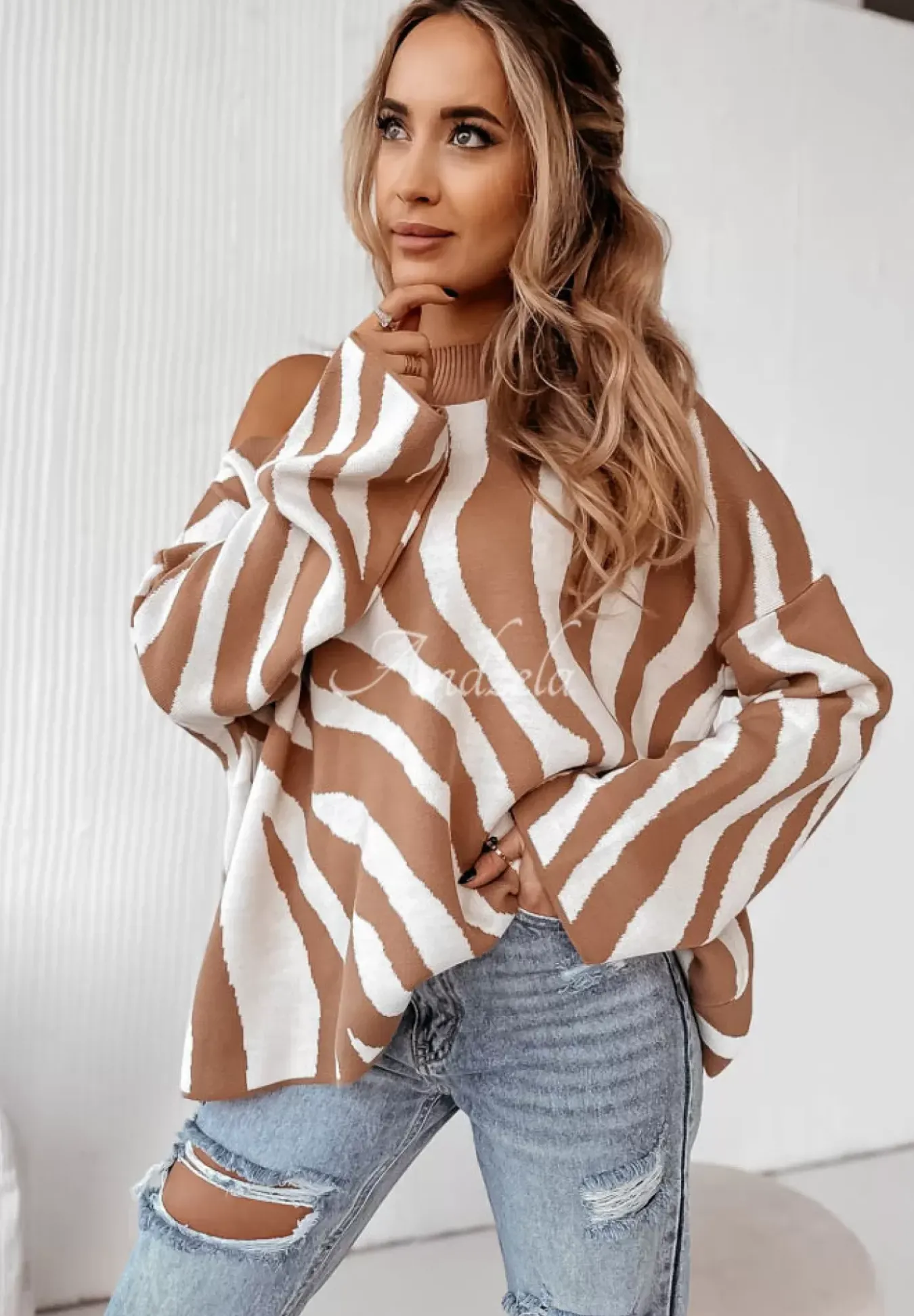 Sweter Oversize W Zebre Savania Camelowo-Bialy