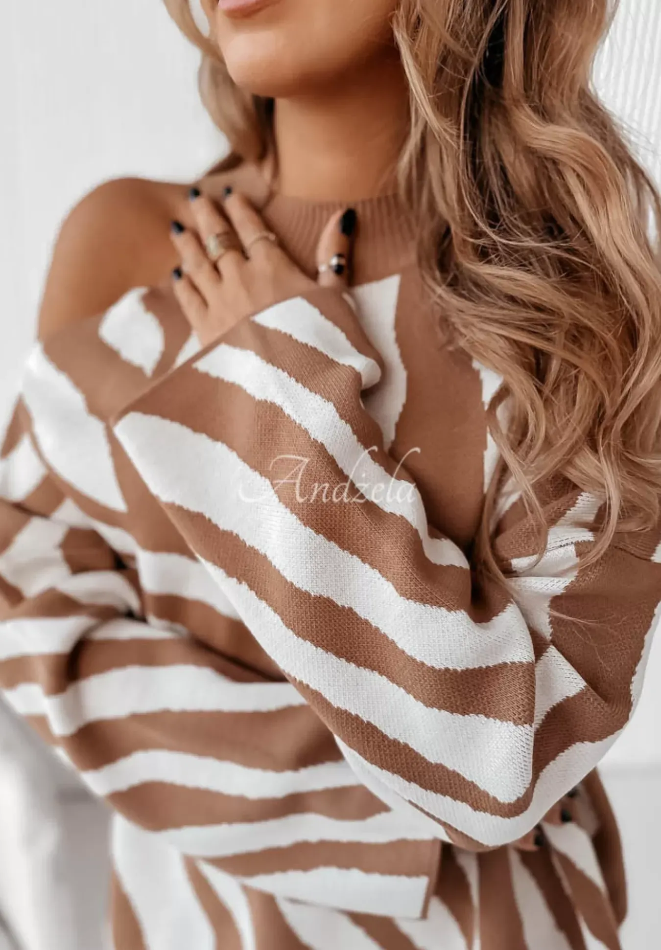 Sweter Oversize W Zebre Savania Camelowo-Bialy