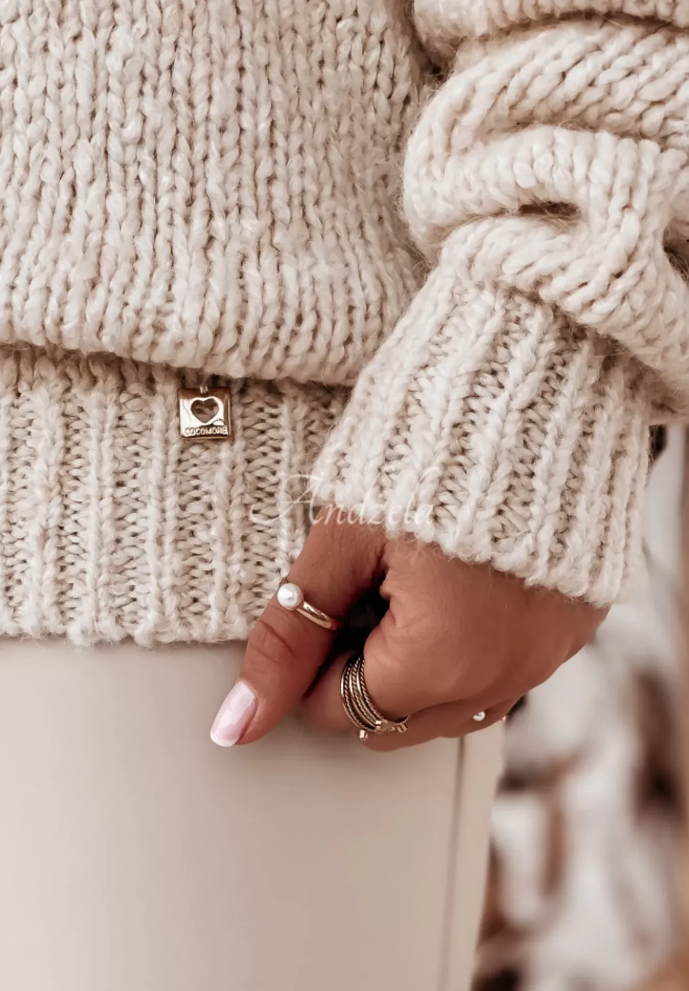 Sweter Oversize Z Dekoltem W Serek Cocomore Benzo Bezowy