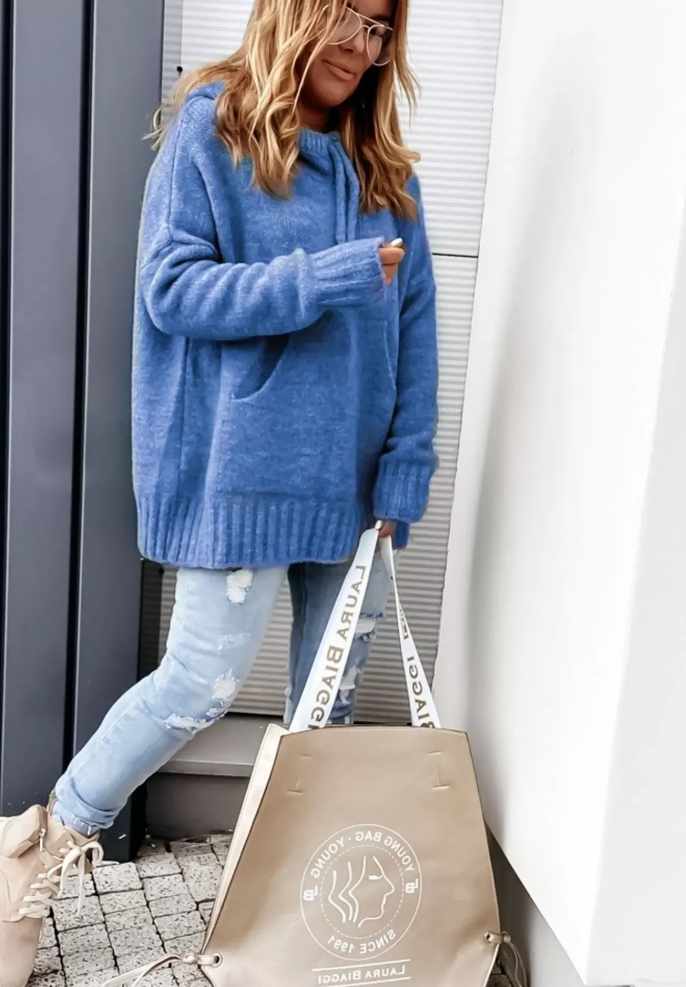 Sweter Oversize Z Kapturem Carra Niebieski