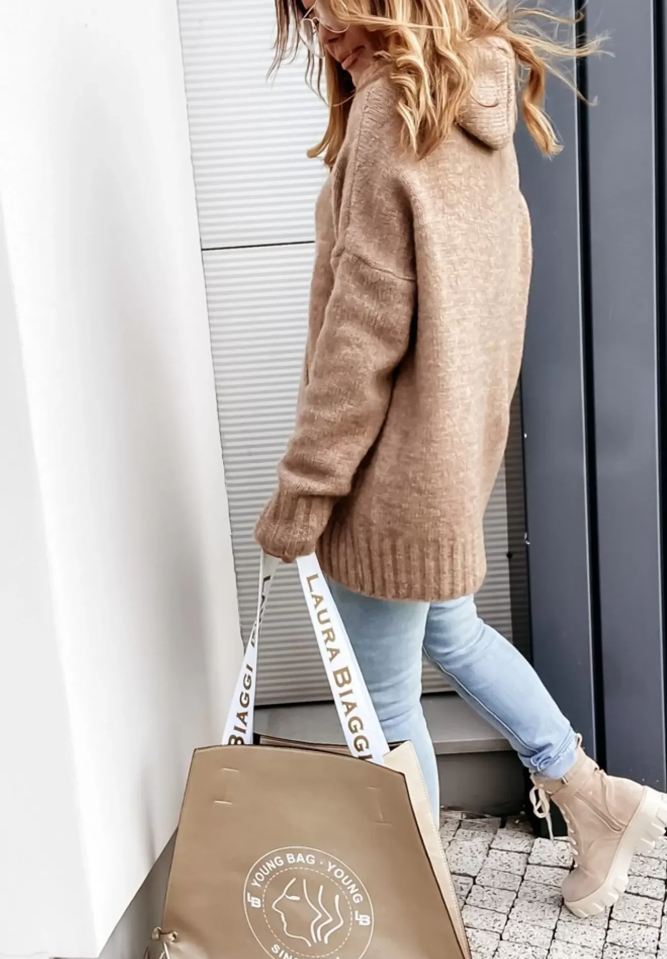 Sweter Oversize Z Kapturem Carra Camelowy