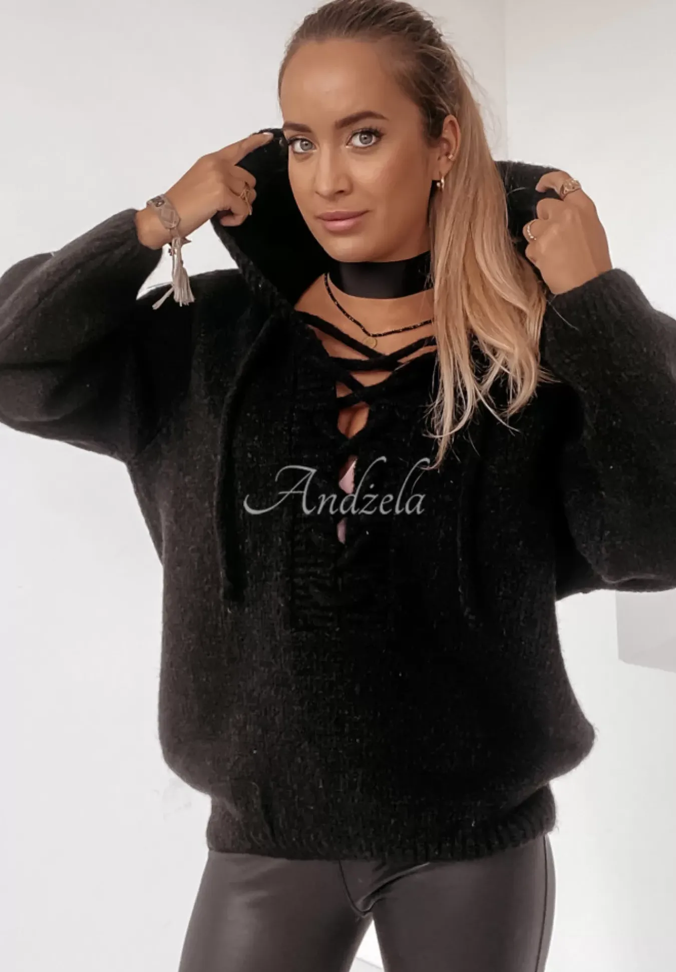 Sweter Oversize Ze Sznurowaniem I Kapturem Laossi Czarny