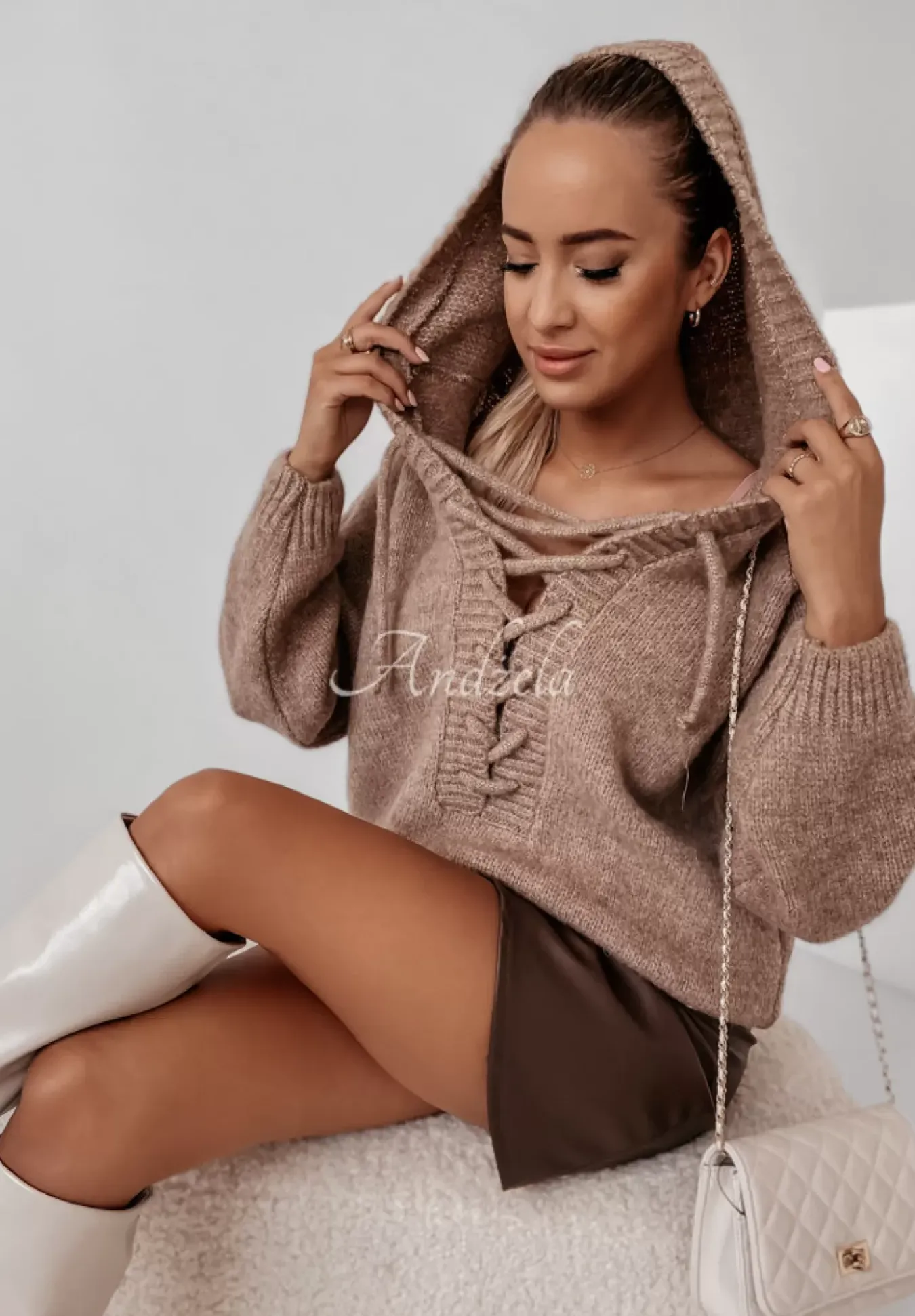 Sweter Oversize Ze Sznurowaniem I Kapturem Laossi Camelowy