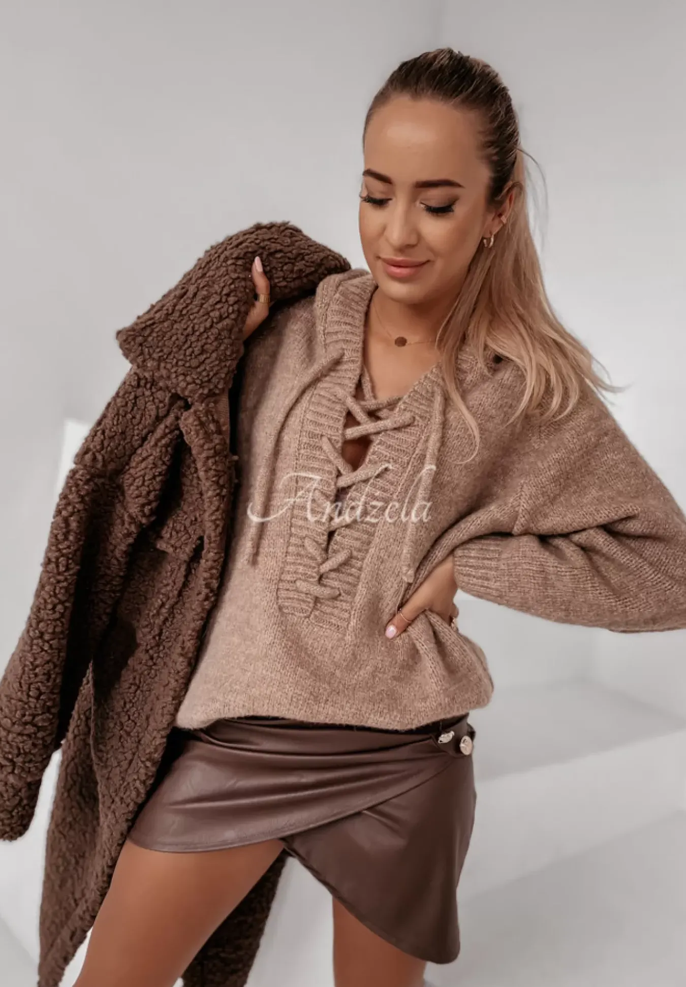 Sweter Oversize Ze Sznurowaniem I Kapturem Laossi Camelowy