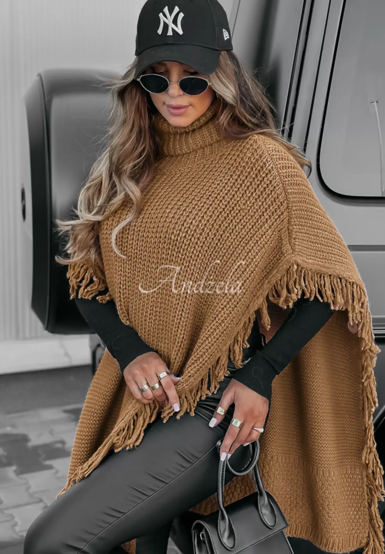 Sweter Ponczo Z Fredzlami I Golfem Welcome Autumn Camelowy