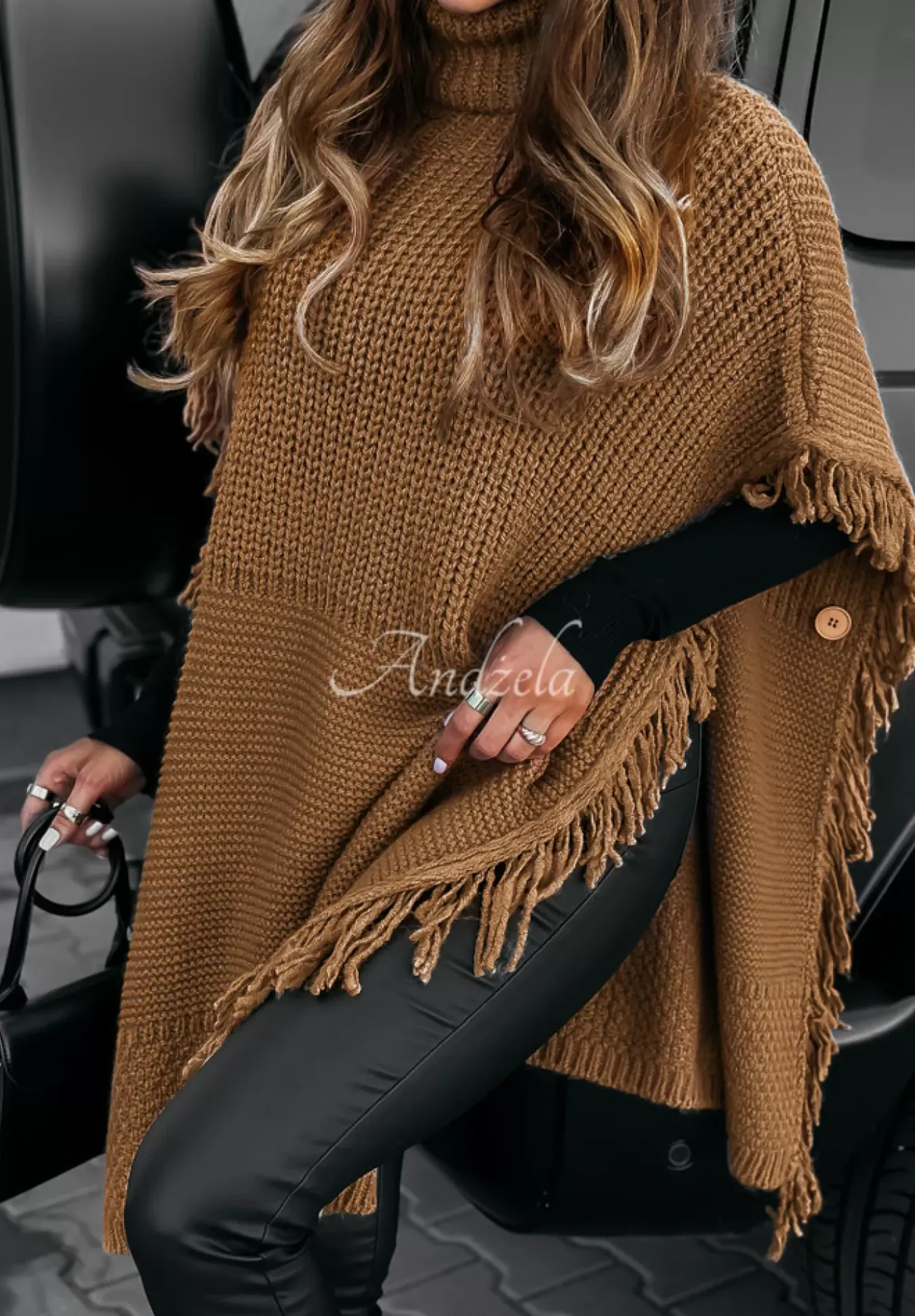 Sweter Ponczo Z Fredzlami I Golfem Welcome Autumn Camelowy