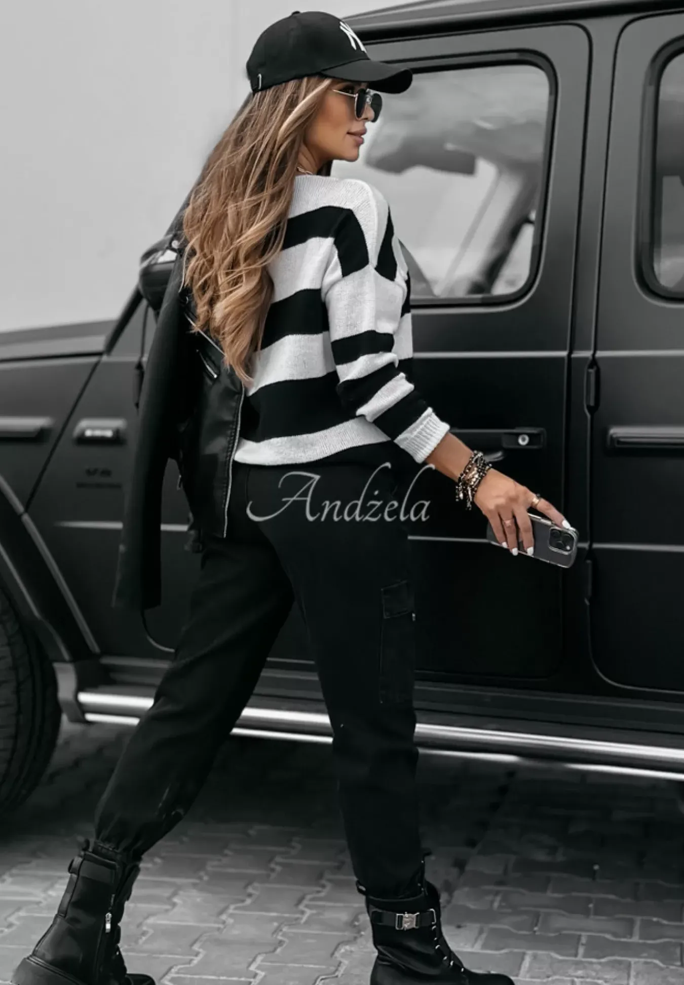 Sweter W Paski Z Dekoltem Autumn Stripes Bialo-Czarny