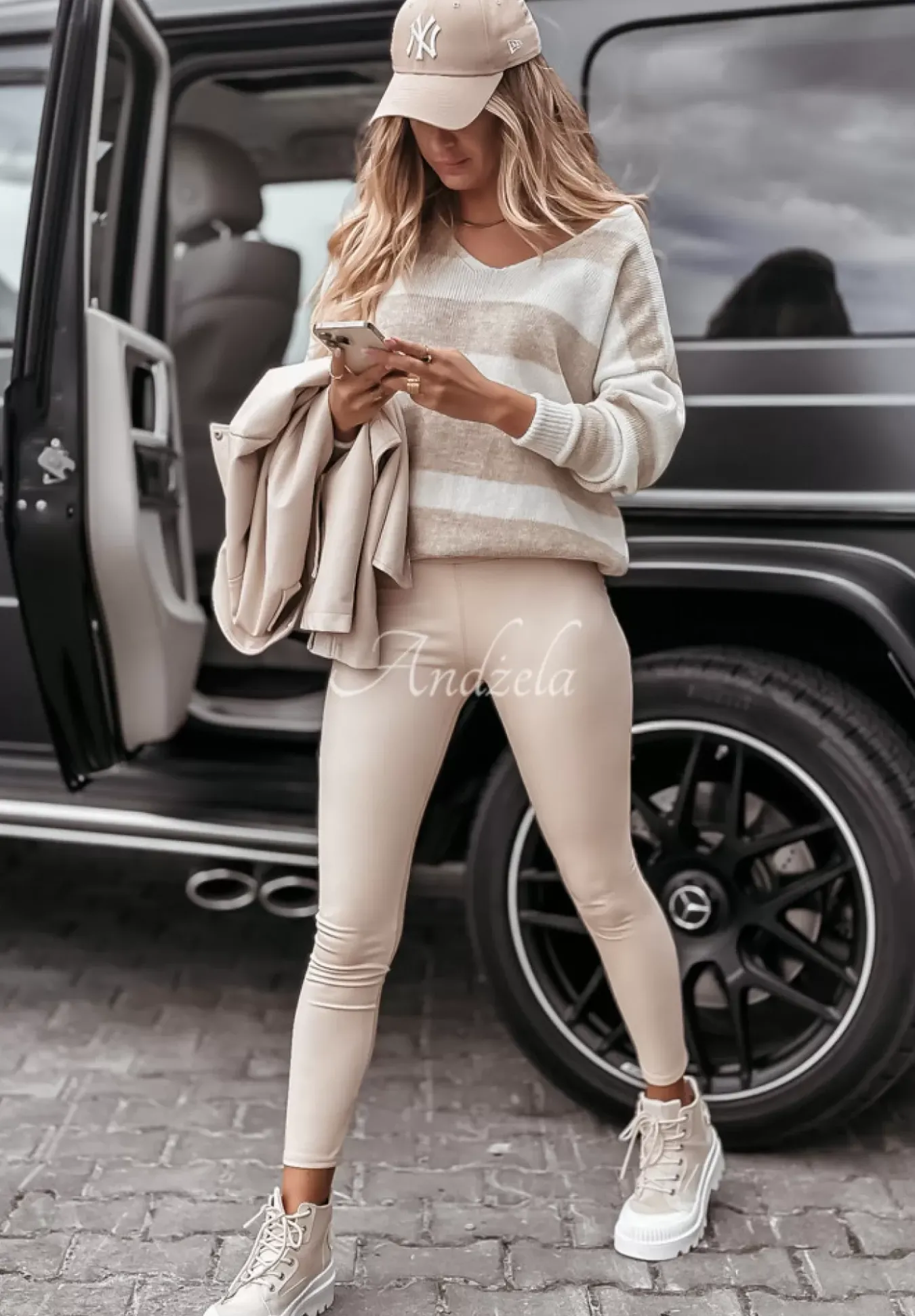 Sweter W Paski Z Dekoltem Autumn Stripes Bialo-Bezowy