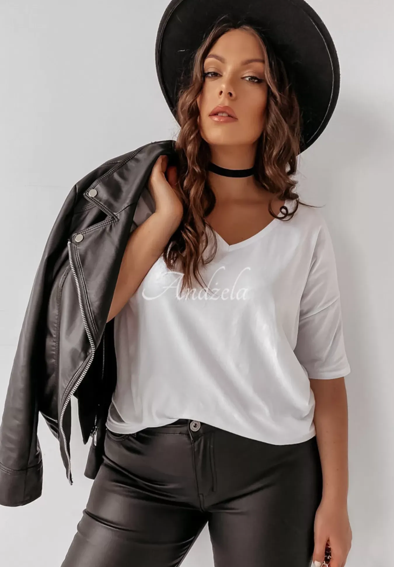 T-Shirt Oversize Z Dekoltem W Serek Cascade Bialy