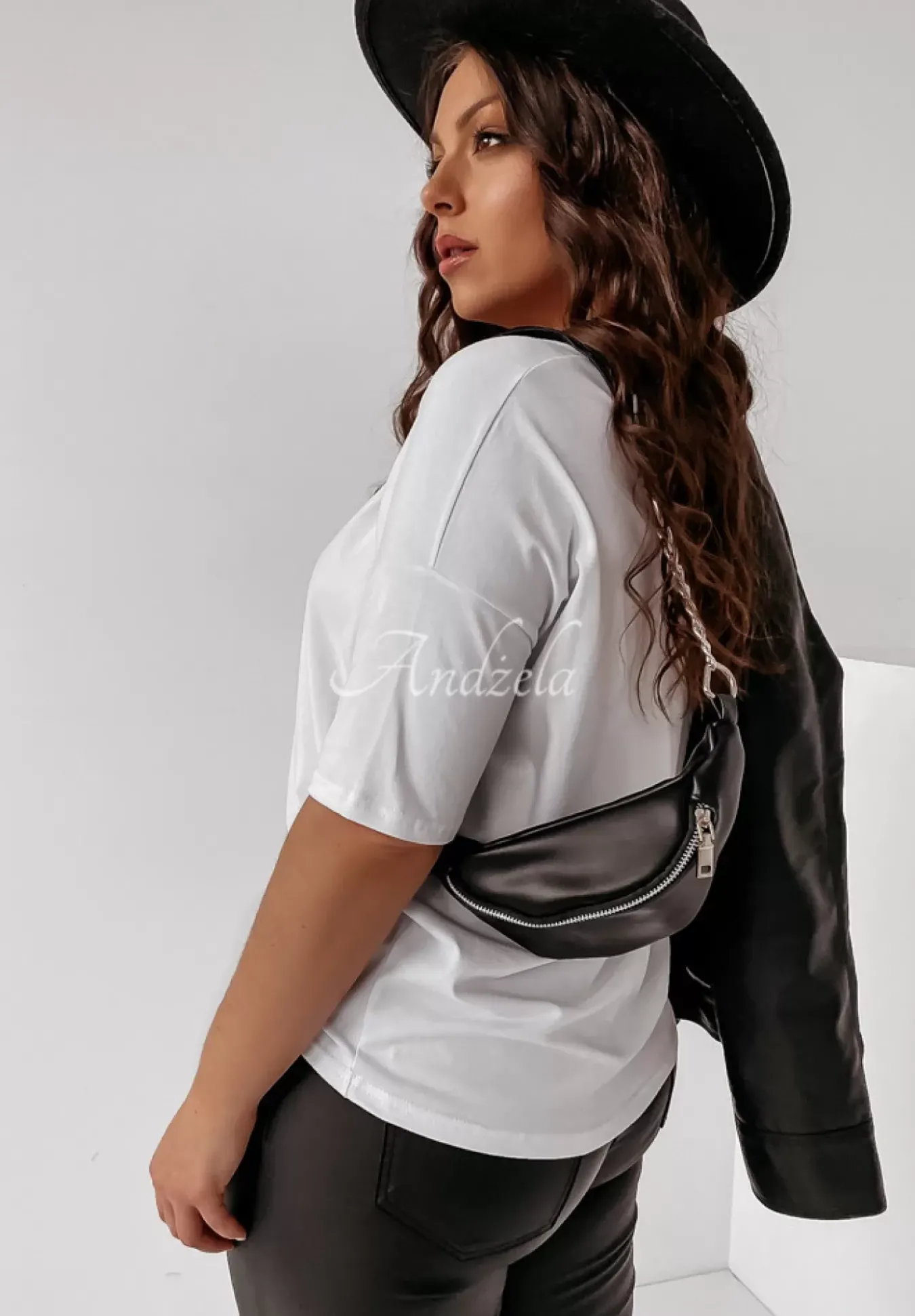 T-Shirt Oversize Z Dekoltem W Serek Cascade Bialy