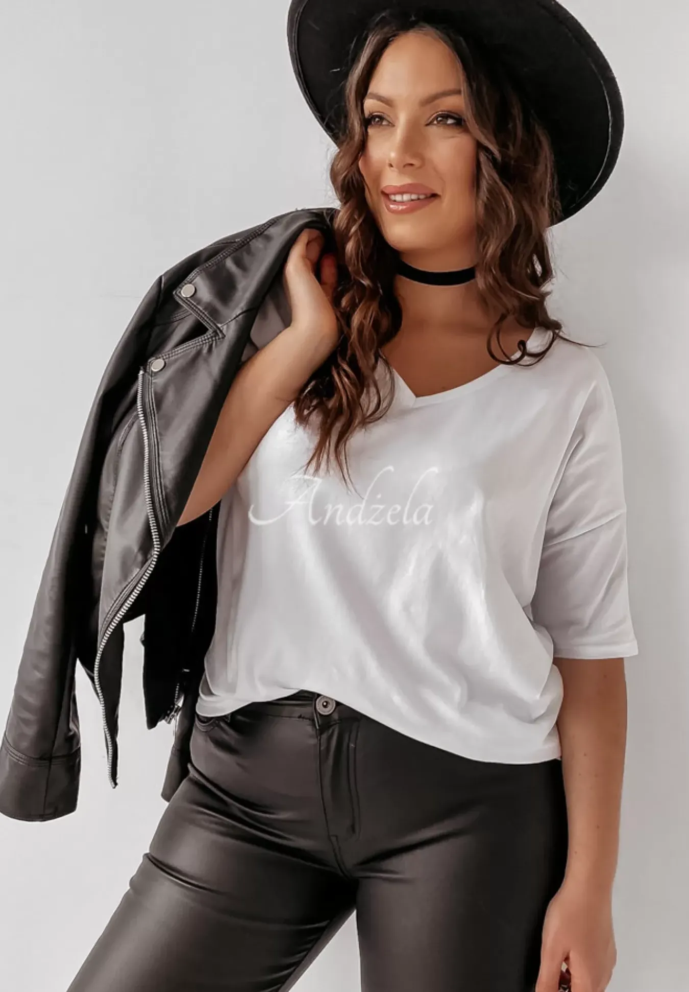 T-Shirt Oversize Z Dekoltem W Serek Cascade Bialy