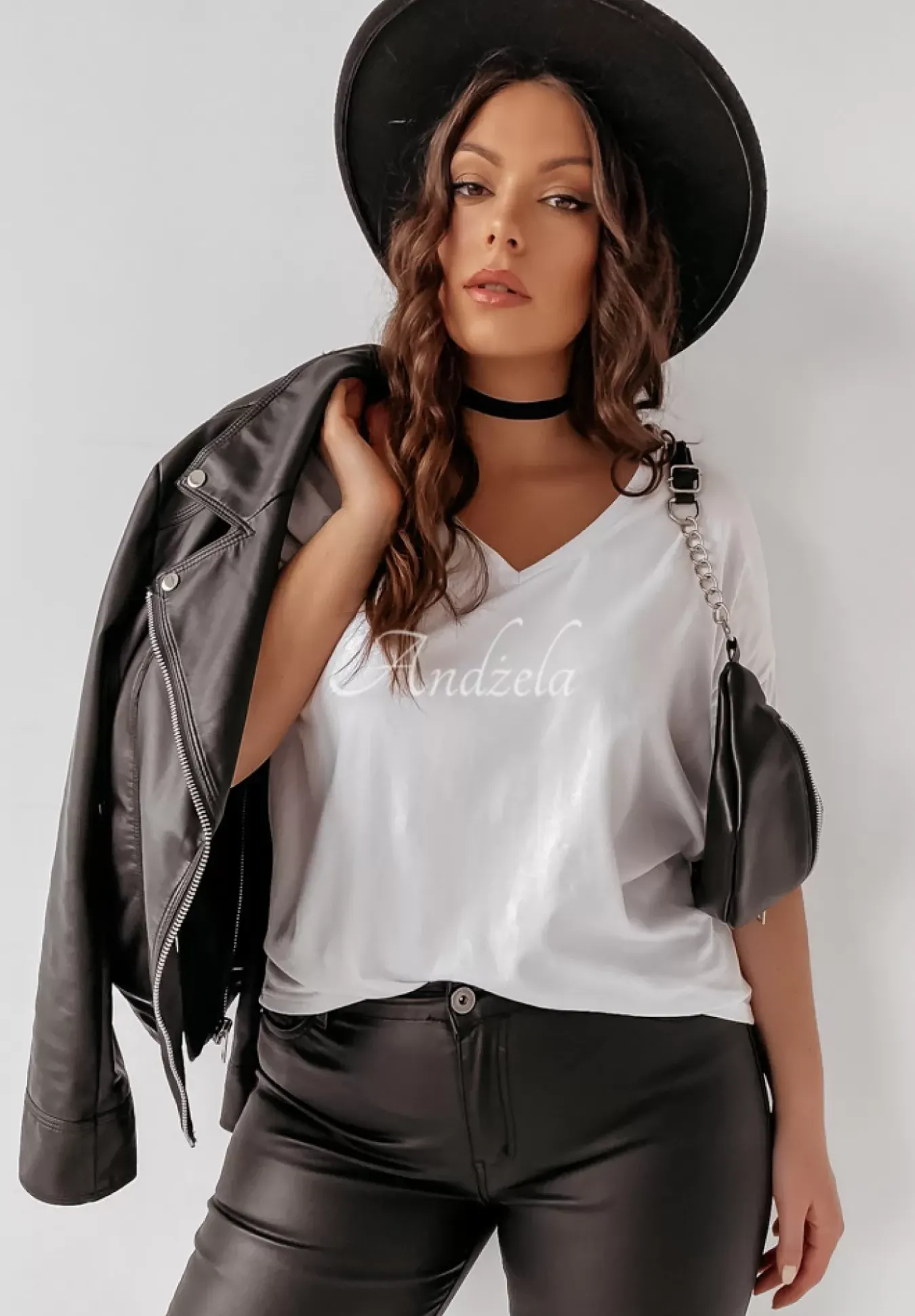 T-Shirt Oversize Z Dekoltem W Serek Cascade Bialy